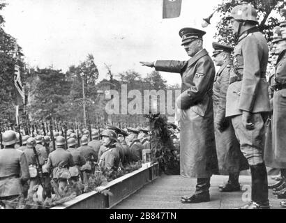 Adolf Hitler erhält in Aleje Ujazdowskie in Warschau eine Parade deutscher Truppen. Ebenfalls sichtbar: General Gunther von Kluge (2 links), General Maximilian von Weichs (auf dem Helm), General Fedor von Bock (2 rechts), 5. Oktober 1939 Stockfoto