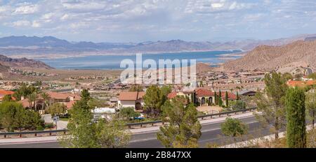 Boulder City, Nevada Vororte und Meade See mit den umliegenden Bergpanorama. Stockfoto