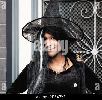 Mann in Hexenkostüm an der Ashbury Street, Haight-Ashbury-Viertel, San Francisco, Kalifornien, Vereinigte Staaten, Nordamerika, Farbe gekleidet Stockfoto