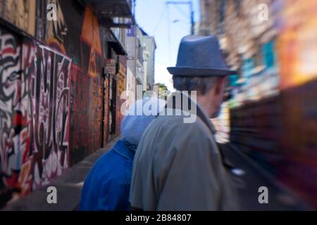 Älteres Paar geht an Clarion Alley Murals, Mission District, San Francisco, Kalifornien, Vereinigte Staaten, Nordamerika, Farbe vorbei Stockfoto