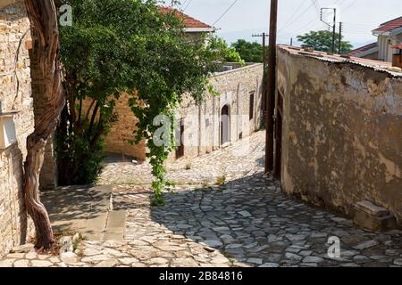 Die schmalen weißen Kalksteinstraßen des Dorfes Pano Lefkara. Larnaca District. Zypern Stockfoto