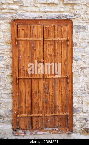 Alte Holztür im traditionellen Steinhaus des Dorfes Pano Lefkara. Larnaca District. Zypern. Stockfoto