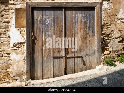 Alte Holztür im traditionellen Steinhaus des Dorfes Pano Lefkara. Larnaca District. Zypern. Stockfoto