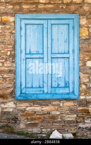 Altes Holzfenster im traditionellen Steinhaus des Dorfes Pano Lefkara. Larnaca District. Zypern. Stockfoto