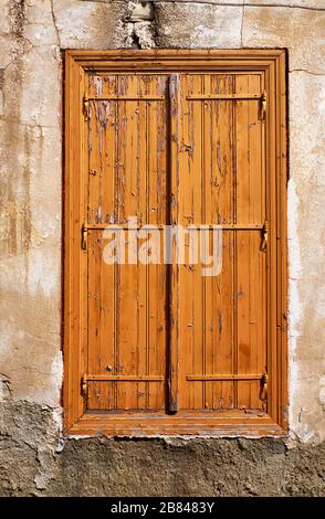 Alte Holztür im traditionellen Steinhaus des Dorfes Pano Lefkara. Larnaca District. Zypern. Stockfoto