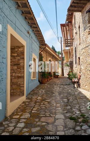 Die traditionellen gepflasterten engen Kalksteinstraßen des Dorfes Pano Lefkara. Larnaca District. Zypern Stockfoto