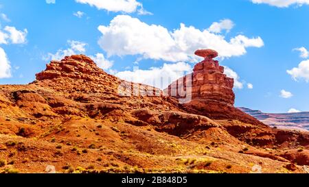 Der sombrero-förmige Felsen, der am Nordostrand der Stadt mit dem Namen Mexican hat, Utah, USA, überragend ist Stockfoto