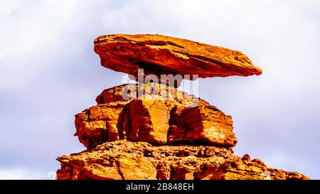 Nahaufnahme des sombrero-förmigen Felsens am Nordostrand der Stadt mit dem Namen Mexican hat, Utah, USA Stockfoto