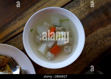 Tom Gaeng Jued Look Chin moo (thailändisches Wort), klare Nudelsuppe aus Glas, klare Suppe mit Bean Curd und Hackfleisch, klare Suppe mit Gemüse und Fleischbällchen Stockfoto