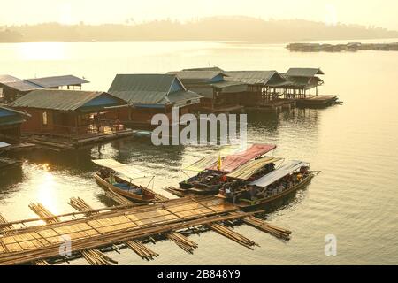 Kanchanaburi, Thailand - 17. Januar 2020: Touristen in einem Reisebuot bei Sam Praa Sob im Distrikt Sangkhla Buri, Provinz Kanchanaburi, Thailand. Stockfoto