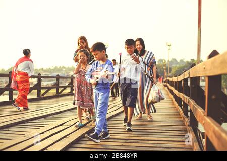 Kanchanaburi, Thailand - 17. Januar 2020: Thailändische Eltern mit ihren Kindern laufen auf den berühmten Reisezielen Mon Bridge in Sangkhla Buri, Ka Stockfoto