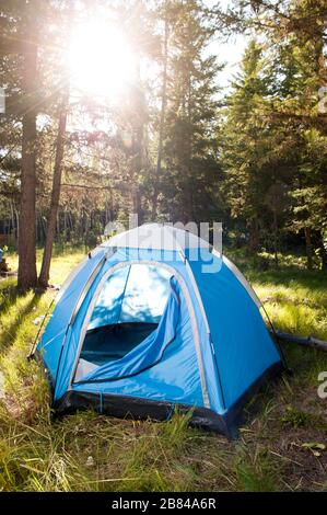 Ein Zelt zum Zelten / Schlafen in der Kälte / oder in einem Motel Stockfoto