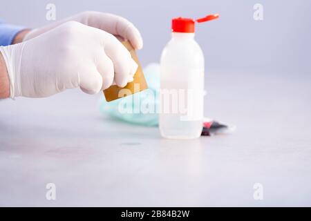 Männer Hände in Handschuhen, die eine Kreditkarte abwischen Stockfoto