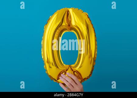 Goldfolie Nummer o 0 Null Feier Ballon Stockfoto