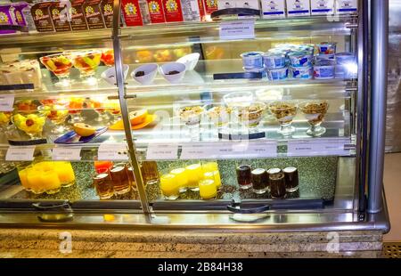 Gatun Lake, Panama - 5. Dezember 2019: Dining Room Buffet an Bord des Holland America Kreuzfahrtschiffs Eurodam Stockfoto