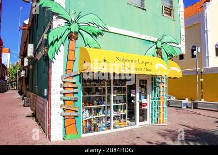 Willemstad, Curacao, Niederlande - 5. Dezember 2019: Das Einkaufen im Hafen für Geschenke und Souvenirs lokaler Händler. Stockfoto