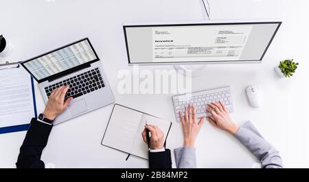 In der Nähe von zwei Geschäftsleute Analyse Rechnung auf dem Computer Stockfoto