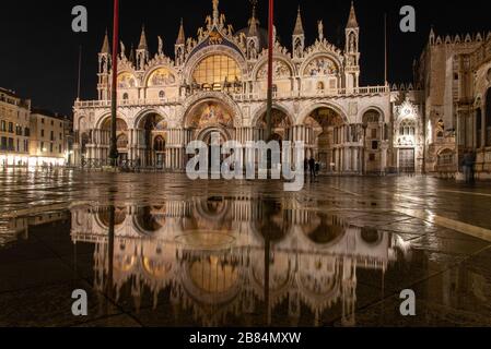 Spiegelung der Basilika San Marco bei Nacht, Venedig/Italien Stockfoto