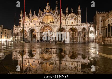 Spiegelung der Basilika San Marco bei Nacht, Venedig/Italien Stockfoto