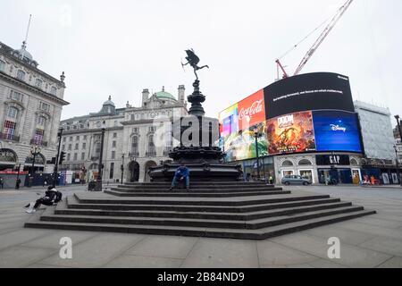 London, Großbritannien. März 2020. Das am 19. März 2020 aufgenommene Foto zeigt den Piccadilly Circus im Zentrum von London, Großbritannien. Der britische Premierminister Boris Johnson gelobte am Donnerstag, die Flut innerhalb der nächsten 12 Wochen im Kampf des Landes gegen den Roman Coronavirus zu wenden. Ab 9 Uhr (GMT 0900) am Donnerstag erreichte die Anzahl der bestätigten COVID-19-Fälle in Großbritannien 3.269, sagte das Gesundheits- und Sozialministerium. Ab 13.00 Uhr (1.300 GMT) sind 144 Patienten, die positiv auf COVID-19 getestet wurden, in Großbritannien gestorben. Credit: Ray Tang/Xinhua/Alamy Live News Stockfoto