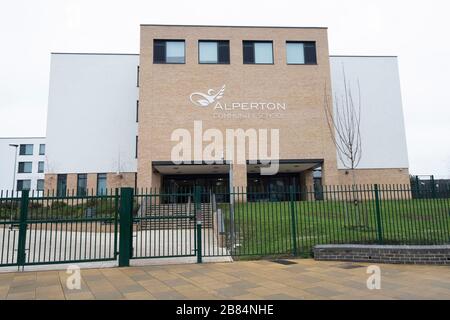 London, Großbritannien. März 2020. Das am 19. März 2020 aufgenommene Foto zeigt die Alperton Community School in London, Großbritannien. Der britische Premierminister Boris Johnson gelobte am Donnerstag, die Flut innerhalb der nächsten 12 Wochen im Kampf des Landes gegen den Roman Coronavirus zu wenden. Ab 9 Uhr (GMT 0900) am Donnerstag erreichte die Anzahl der bestätigten COVID-19-Fälle in Großbritannien 3.269, sagte das Gesundheits- und Sozialministerium. Ab 13.00 Uhr (1.300 GMT) sind 144 Patienten, die positiv auf COVID-19 getestet wurden, in Großbritannien gestorben. Credit: Ray Tang/Xinhua/Alamy Live News Stockfoto