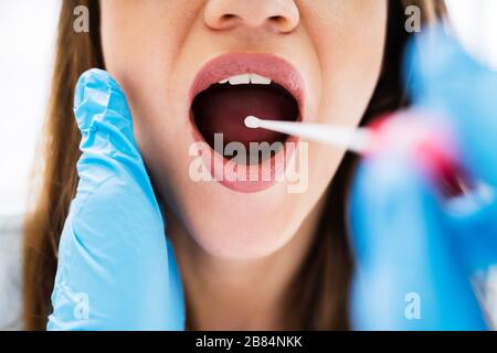 Rückansicht eines männlichen Arzt, eine körperliche Flüssigkeit Probe für DNA Test Stockfoto