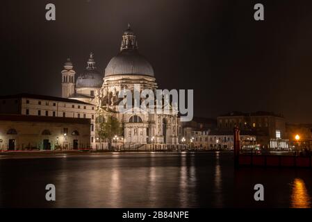 Alte Barockkirche Santa Maria della Salute bei Nacht, Venedig/Italien Stockfoto