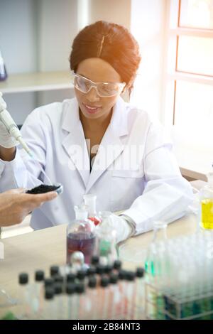 Ein männlicher Patient saß auf dem Bett. Unter Behandlung und unter Aufsicht eines Arztes, in dem der Arzt die Ergebnisse des Röntgenfilms untersucht. Stockfoto