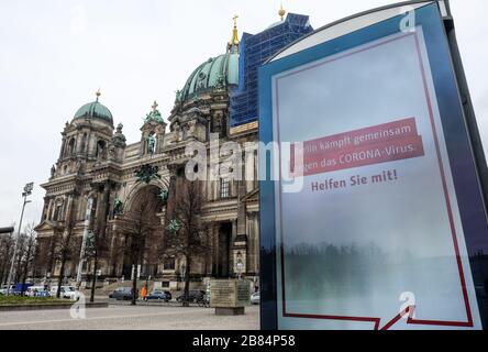 Berlin, Deutschland. März 2020. Die Note "Berlin kämpft gemeinsam gegen den Corona-Virus. Helfen Sie mit!' Ist um 14.00 Uhr auf einer digitalen Informationstafel vor dem Berliner Dom in Mitte geschrieben. Kredit: Jens Kalaene / dpa-Zentralbild / ZB / dpa / Alamy Live News Stockfoto