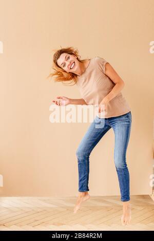 Porträt einer freudigen jungen Frau beim Springen Stockfoto