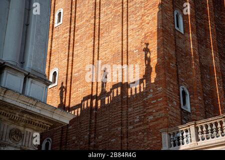 Schatten des Daches Skulpturen eines Palastes auf Canpanile des Markusplatzes, Venedig/Italien Stockfoto