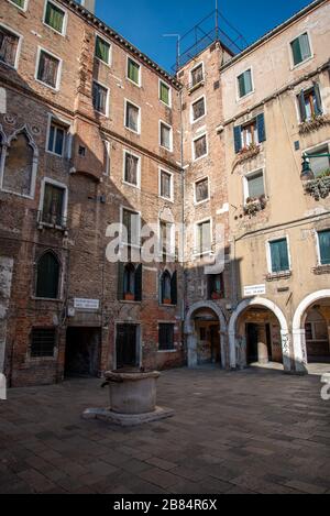 Kleiner Platz im Cannaregio Viertel, Venedig/Italien Stockfoto