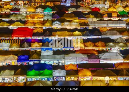 Bangkok Ratchada Train Night Market mit bunten Zelten gut zu drucken Stockfoto