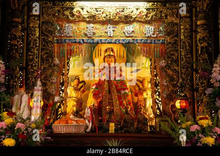 Schöne Statuen von Guanyin-Götter innerhalb des chinesischen Schreins ist es ein Ort der Anbetung für Buddhisten in Thailand. Stockfoto