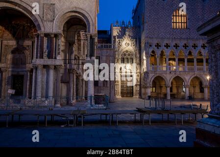 Eine Fußgängerbrücke vor der Porta della Carta des Dogenpalastes, Venedig/Italien Stockfoto