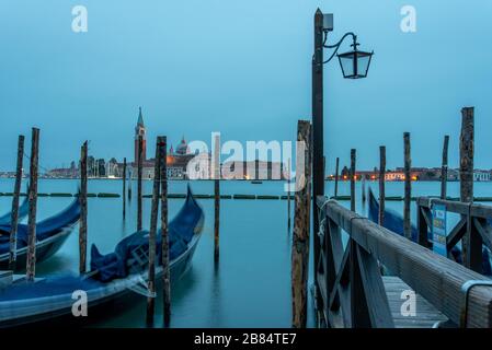 Am frühen Abend, Venedig/Italien, verankerte Gondeln während der hohen Flut am Markusplatz Stockfoto