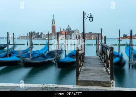 Am frühen Abend, Venedig/Italien, verankerte Gondeln während der hohen Flut am Markusplatz Stockfoto