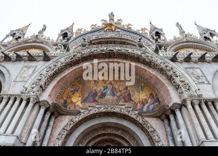 Fassade des Haupttores der Markusbasilika in Venedig/Italien Stockfoto