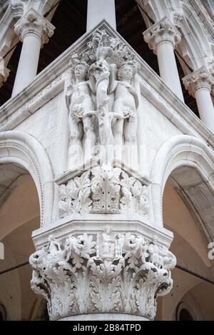 Hauptstadt an der Ecke des Dogenpalastes mit Adam und Eva, Venedig/Italien Stockfoto