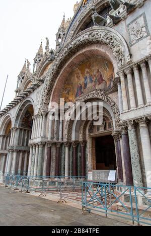 Fassade des Haupttores der Markusbasilika in Venedig/Italien Stockfoto