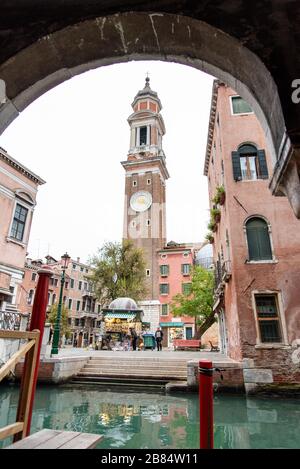 Gotische Kirche Parrocchiale dei Santi Apostoli in Venedig/Italien Stockfoto