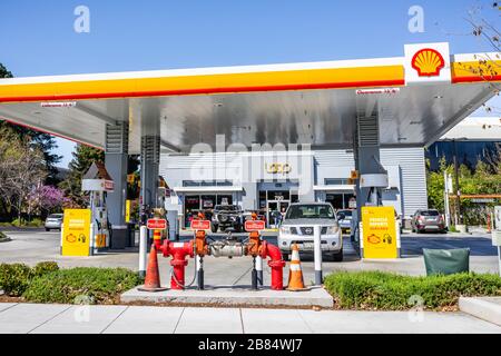 März 2020 San Jose/CA/USA - Shell-Tankstelle im Gebiet der Bucht von San Francisco; Royal Dutch Shell PLC, allgemein bekannt als Shell, ist eine britische Stockfoto