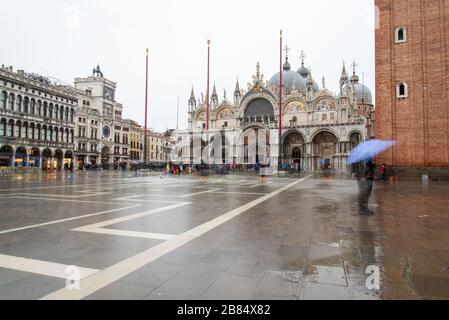 Der Markusplatz in Venedig bei schlechtem Wetter und hoher Flut, Venedig/Italien Stockfoto