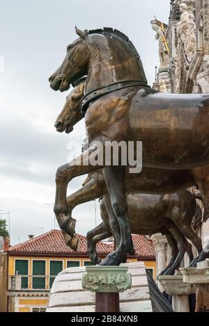 Blick von der Quadriga der Basilika di San Marco auf den Uhrturm am Markusplatz, Venedig/Italien Stockfoto