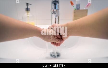 Frau waschen ihre Hand, um Keime, Bakterien oder Viren während der Quarantäne des Coronavirus zu verhindern. Hygienekonzept. Stockfoto