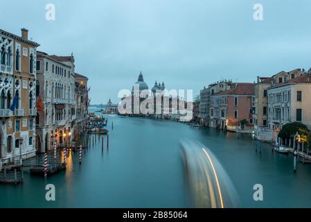 Blick auf den Canal Grande von der Ponte dell' Accademia am frühen Morgen, Venedig/Italien Stockfoto