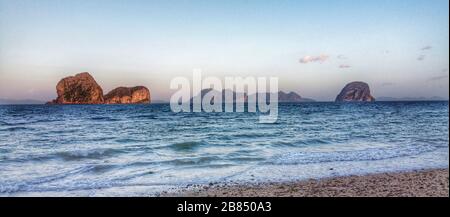 Ko Ngai Hai Island Sonnenaufgang Luftdronblick Stockfoto