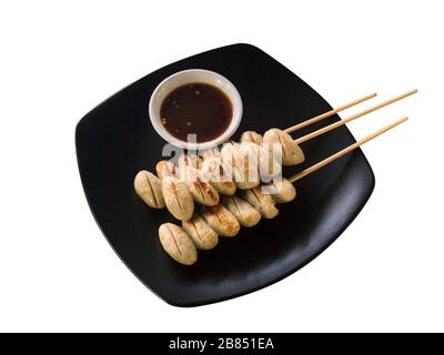 Fleischbällchen grillen und Sauce in der schwarzen Platte isoliert weißer Hintergrund Stockfoto