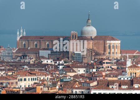 Ansicht der Basilika dei Santi Giovanni e Paolo, Blick von der Kirche San Giorgio Maggiore, Venedig/Italien Stockfoto