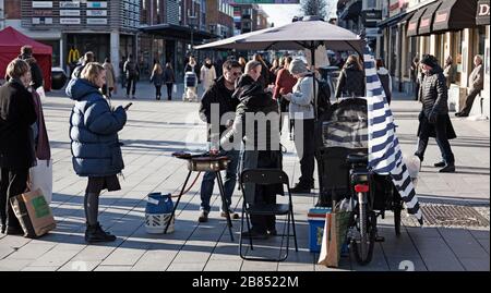 Umea, Norrland Schweden - 5. März 2020: Wurstverkäufe auf der Fußgängerzone Stockfoto